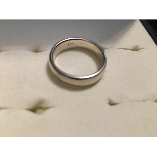 100B - LOVELY STERLING SILVER  BAND RING