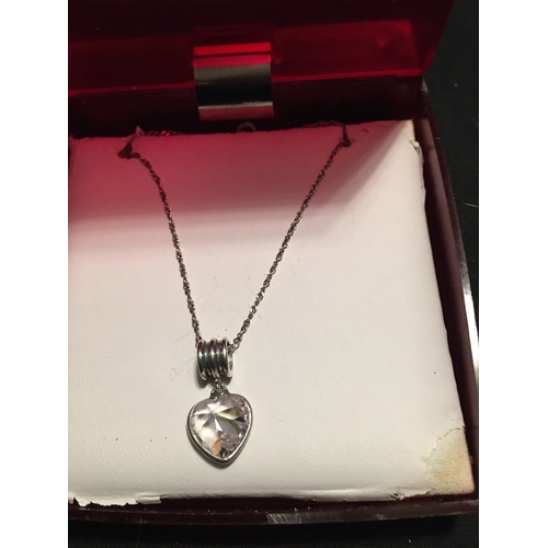 100P - LOVELY SILVER PENDANT NECKLACE IN PRESENTATION BOX