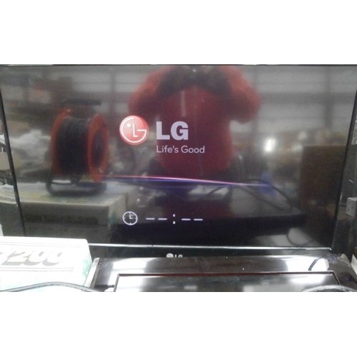 139 - GOOD CONDITION LG TV 32'' WORKING WITH REMOTE HAS NO STAND BUT BRACKET FITTED TO BACK GRAB A CRACKER