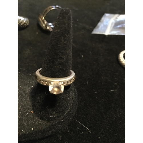 150K - LOVELY SILVER RING WITH OVEL CLEAR STONE