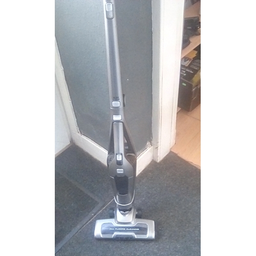 138 - UNBOXED DUNELM UPRIGHT HANDHELD CORDLESS VACUUM CLEANER MODEL 30464727 WORKING WHEN TESTED