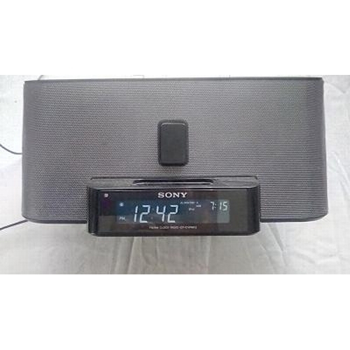 133 - FANTASTIC SONY DREAM MACHINE RADIO, DOCK WORKING WHEN TESTED