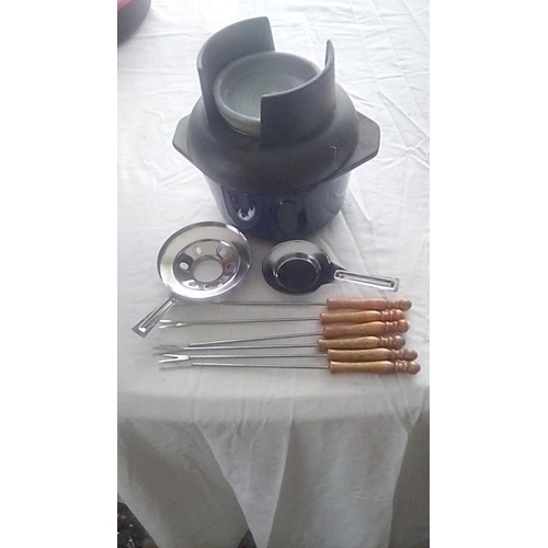 127 - COMPLETE RETRO STYLE FONDUE SET UNUSED