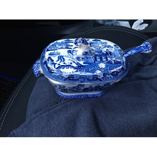 354 - LOVELY ORIENTAL LIDDED TUREEN WITH MATCHING LADEL, Small chip to lid in pics