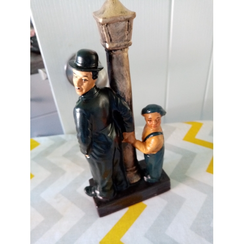 150 - NEW CHARLIE CHAPLIN FIGUIRE THE KID BY THE LAMP POST 27Cm