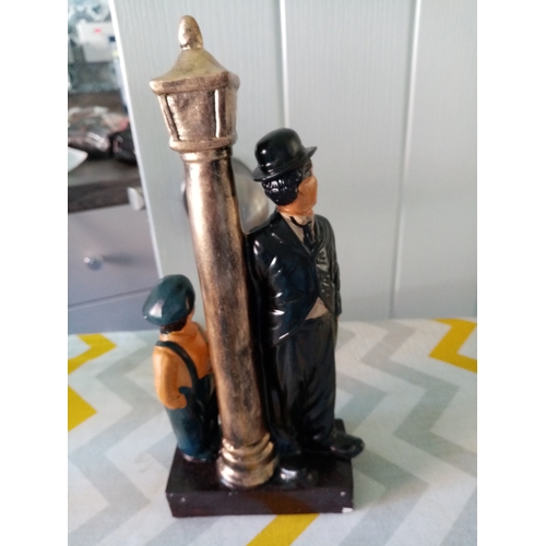 150 - NEW CHARLIE CHAPLIN FIGUIRE THE KID BY THE LAMP POST 27Cm