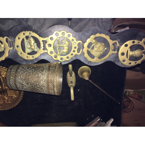 359 - COLLECTION OF BRASS VINTAGE ITEMS INCLUDING LARGE BEAKER, HORSE BRASSES CANDLE SNUFF, ETC