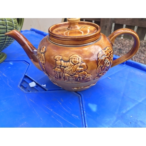 29 - LOVELY ARTHER WOOD VINTAGE ''LAMBETH;; TEA POT WITH CHARACTER SCENES LOVELY CONDITION