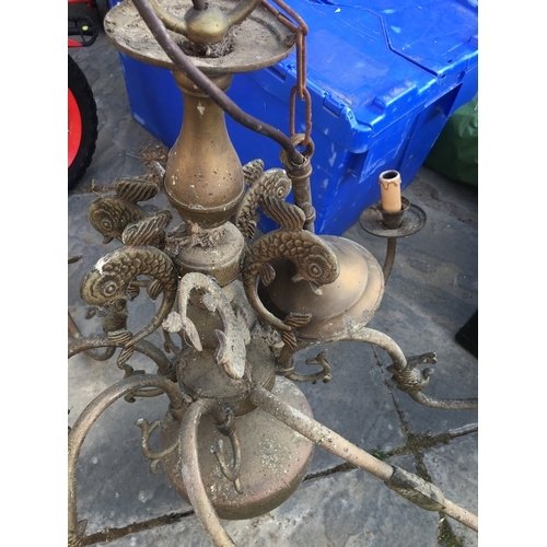 32 - VERY LARGE VERY HEAVY ANTIQUE BRASS CENTRE LIGHT WITH EIGHT ARMS WITH FISH DECORATING THEM