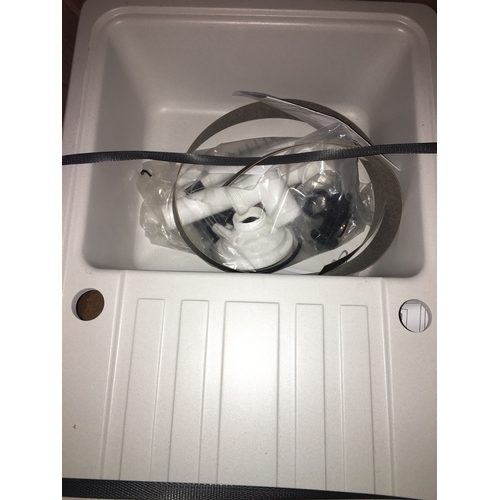 180 - NEW BOXED OSCAR STORE BERGSTROEM MODERN DESIGN KITCHEN SINK RRP £299.00 WITH FITTINGS