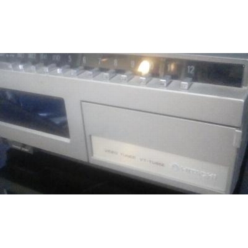 165 - CRACKING Hitachi video tuner VT-TU65E, powers up AND WORKING