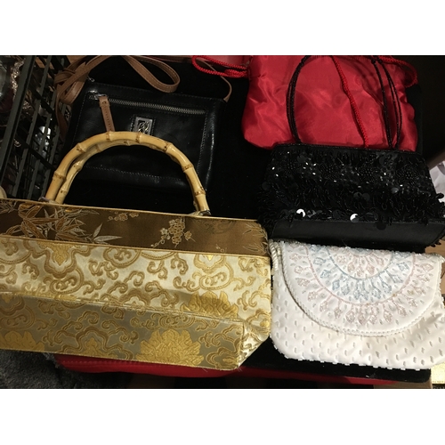 100X - LOVELY COLLECTION OF VINTAGE HANDBAGS MIXED DESIGNS