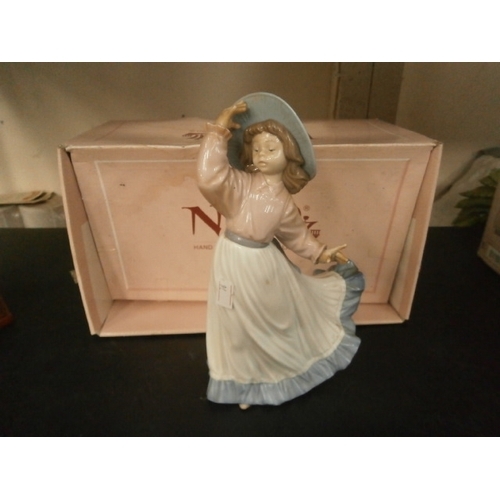 21 - LOVELY VINTAGE Nao Lladro girl figurine with box