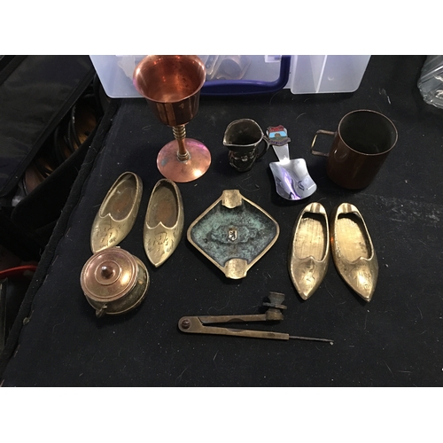 544 - SELECTION OF HOUSE CLEARANCE COLLECTABLES INCLUDING COPPER AND BRASS