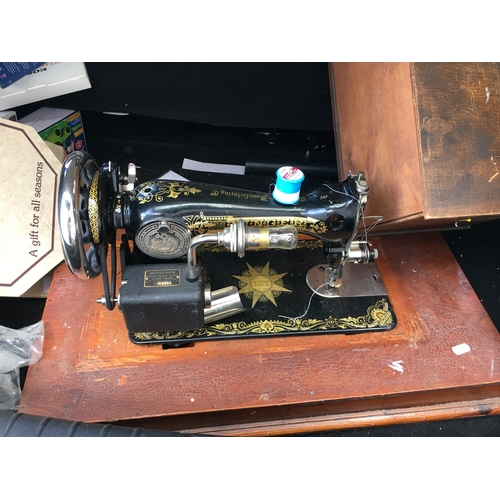 240 - NICE Vintage Singer sewing machine with case