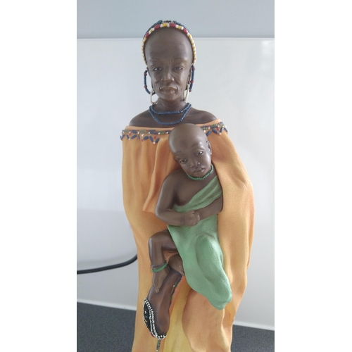 254 - VERY HEAVY LTD EDITION MAASAI ETANA WOMAN WITH CHILD FIGURINE, GENTLE SPIRIT