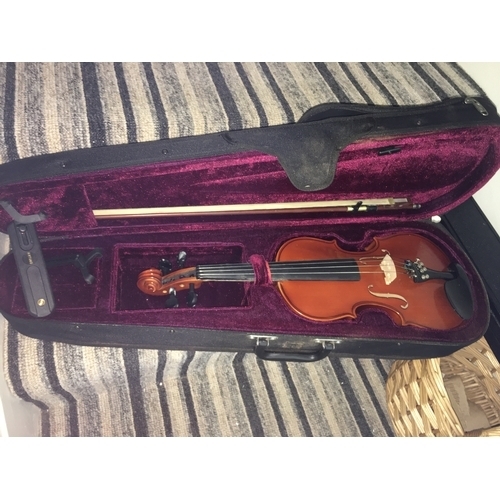 320 - FANTASTIC VIOLIN INSTRUMENT IN CARRY CASE WITH BOW AND STAND