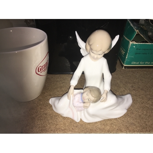 303 - LEONARDO ANGEL FIGURINE WITH CHILD