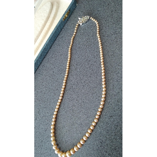 413 - LOVELY BOXED ELIZABETHAN PEARL NECKLACE