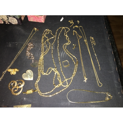 280Y - LARGE SELECTION OF GOLD COLOURED JEWELLERY