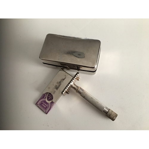 100y - NICE VINTAGE BOXED RAZOR