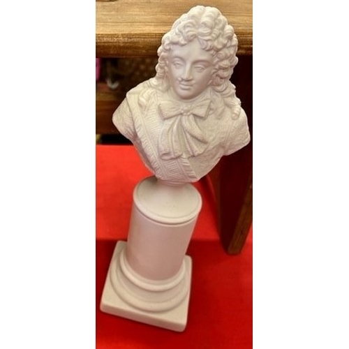 200H - LOVELY SMALL WHITE BUST ON PEDESTAL FIGURES 20CM