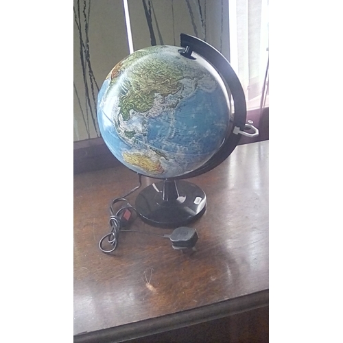 52 - VERY NICE LIGHT UP GLOBE WORKING ORDER