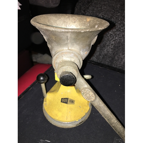 19 - SPONG EARLY HAND MINCER