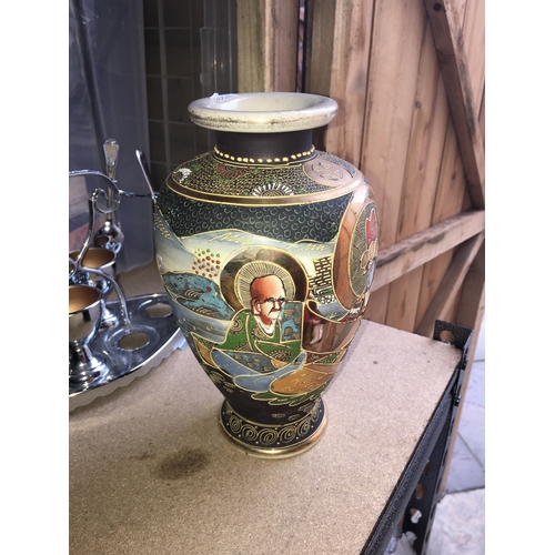 12 - LOVELY  ORIENTAL VASE