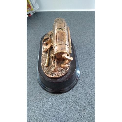 479 - BRASS EFFECT GOLF BAG ON WOODEN PLINTH