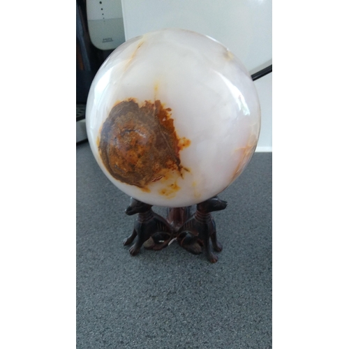 477 - LOVELY LARGE AND HEAVY MARBLE SPHERE ON TRIPPLE DOG STAND