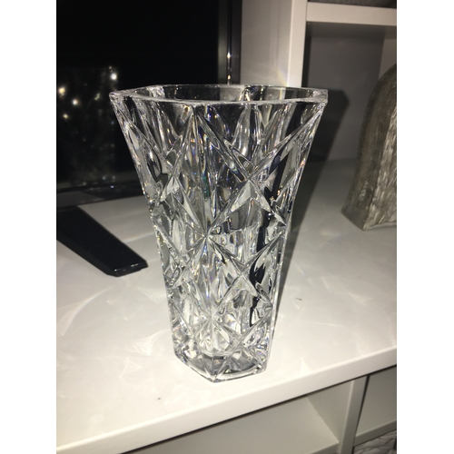 75 - BEAUTIFULL TALL GLASS VASE