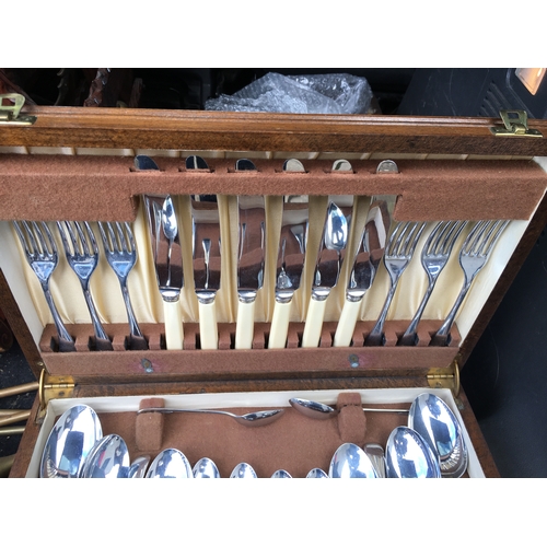 183 - FANTASTIC OAK CASED COMPLETE SET OF 24 PCE SHEFFIELD CUTLERY SET UNUSED