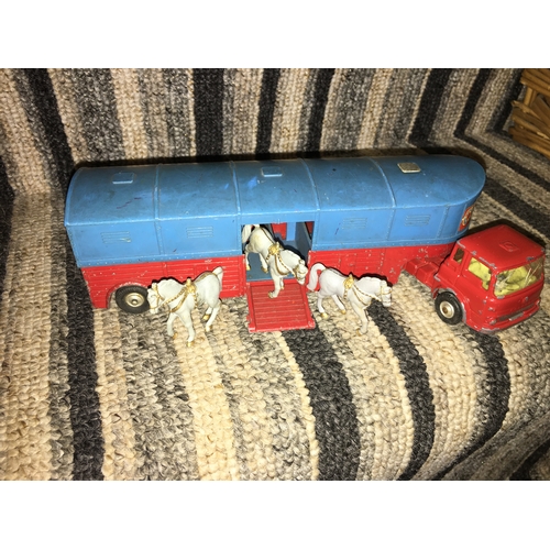 221 - FANTATSIC CHIPPERFIELDS CORGI HORSE TRUCK WITH THREE HORSES