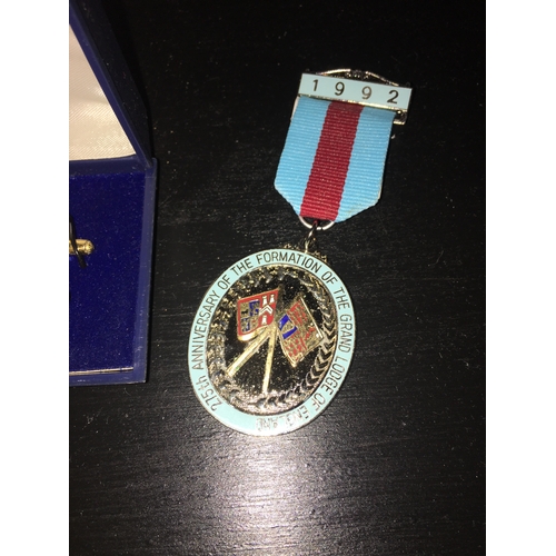 200B - FINE BOXED PAIR OF MASONIC CUFFLINKS AND 1992 ANNIVERSARY MEDAL AND RIBBON