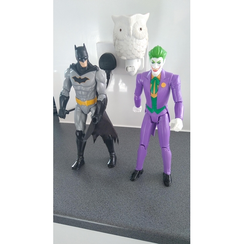 524 - BATMAN AND JOKER FIGURES