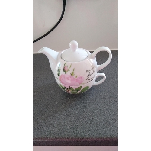 416 - TEAPOT AND CUP FOR ONE