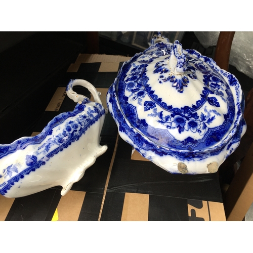 325 - BLUE AND WHITE ANTIQUE SAUCE BOAT AND LIDDED TUREEN With broken handle