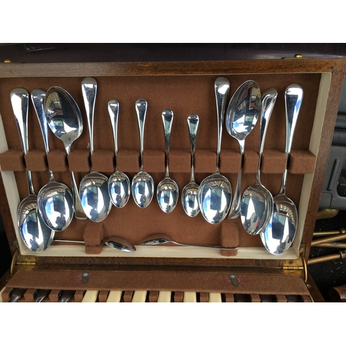 183 - FANTASTIC OAK CASED COMPLETE SET OF 24 PCE SHEFFIELD CUTLERY SET UNUSED