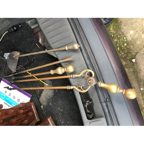 194 - VERY GOOD SELECTION OF EDWARDIAN BRASS FIRE IMPLEMENTS INCLUDING POKER ETC