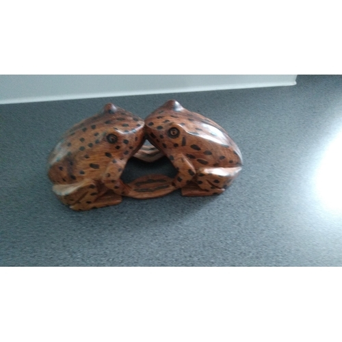 424 - PAIR OF WOODEN FROGS KISSING