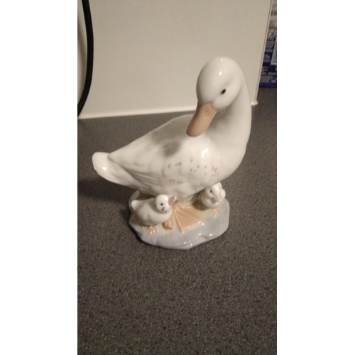 403 - LEONARDO DUCK FIGURE