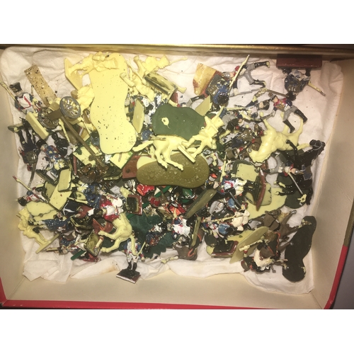 13 - VERY NICE BOX OF VINTAGE SMALL PLASTIC SOLDIERS