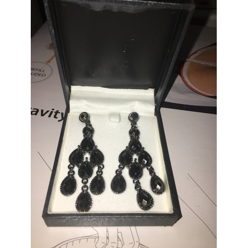 222 - VERY NICE BOXED SET OF EARINGS