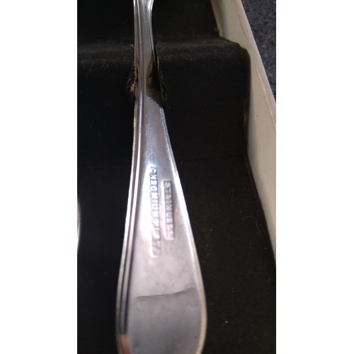 352 - BOXED TEASPOONS AND BOXED DESSERT SPOONS