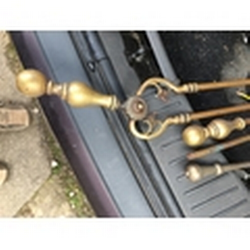 194 - VERY GOOD SELECTION OF EDWARDIAN BRASS FIRE IMPLEMENTS INCLUDING POKER ETC