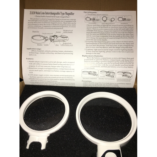 400O - NEW BOXED Magnifying glass with LED Lights