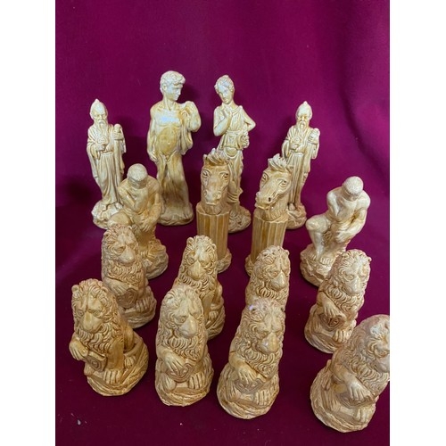 465 - FANTASTIC Chess set with pieces depicting ancient Roman figures With Wooden Chess Board