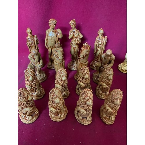 465 - FANTASTIC Chess set with pieces depicting ancient Roman figures With Wooden Chess Board