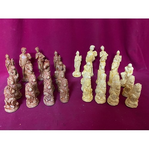 465 - FANTASTIC Chess set with pieces depicting ancient Roman figures With Wooden Chess Board